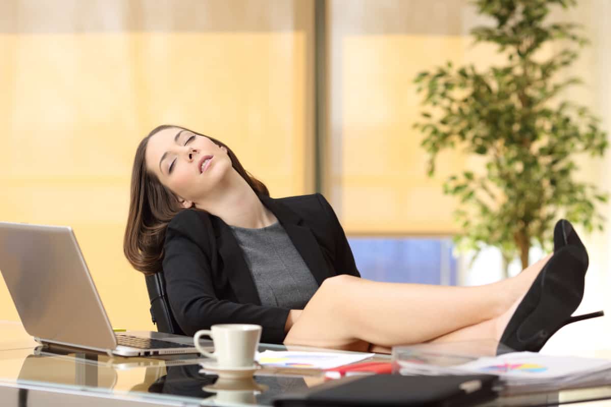 Уставшие ноги в офисе